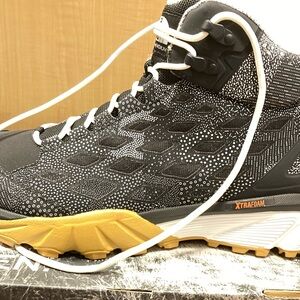 BNIB  Men's The North Face Endurus Hike Mid Boots Black and White 9.5